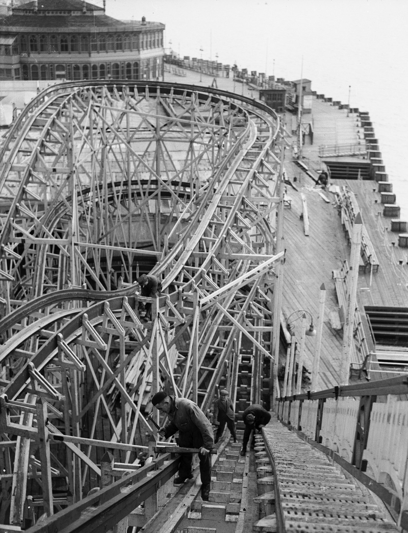 Illustration for article titled 21 Views Of Workers Struggling With Megastructures